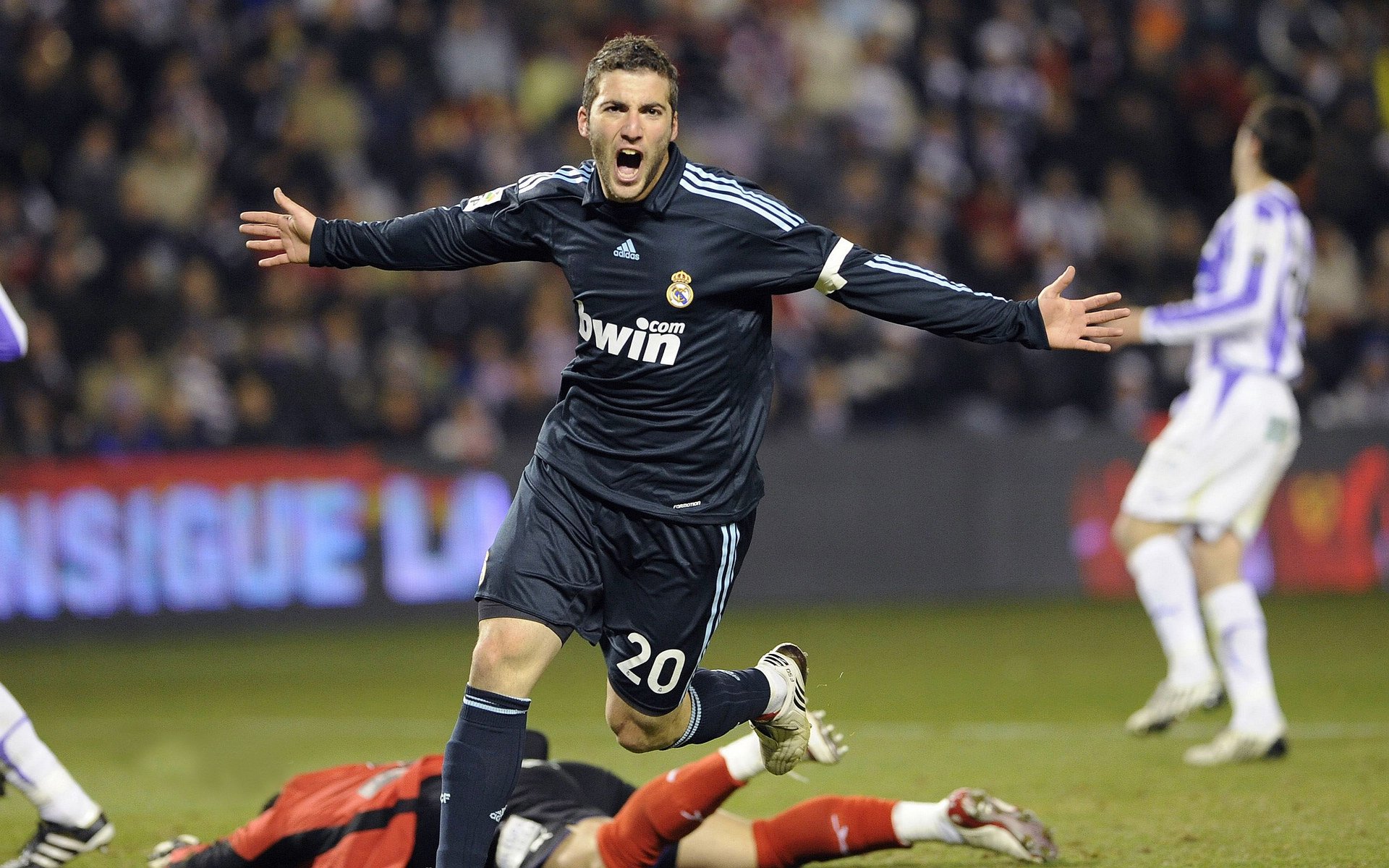 诺埃·庞蒂100米蝶泳决赛表现亮眼